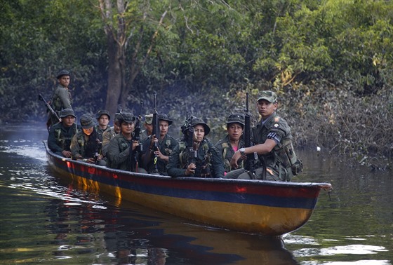 Kolumbijí povstalci z FARC hlídkující na ece Mecaya v dungli Putumayo