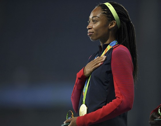 Allyson Felixová poslouchá hymnu po vítzství ve tafet na 4x100 metr.