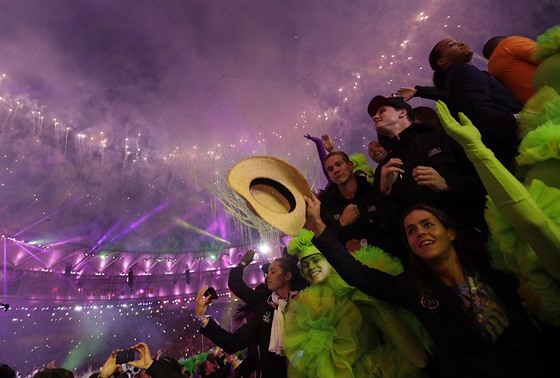 Umlci a francouztí sportovci si uívají závrený ceremoniál, který ukonil...