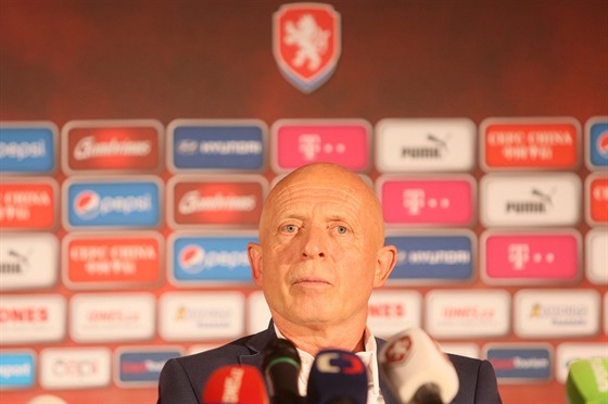 Trenér fotbalové reprezentace Karel Jarolím poslouchá na tiskové konferenci...