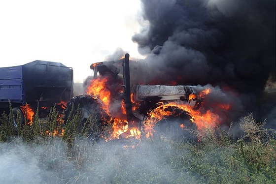 Požár pole a traktoru na Chebsku způsobil škodu za téměř milion korun.