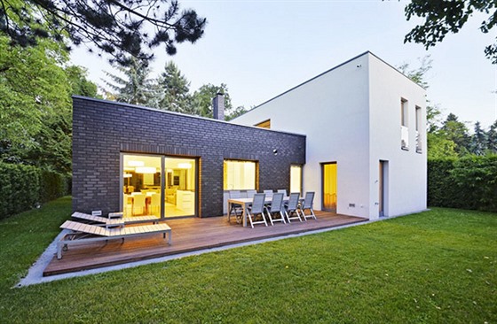 Architektonickou kompozici domu tvoí dv navzájem kolmé hmoty tvaru kvádru....