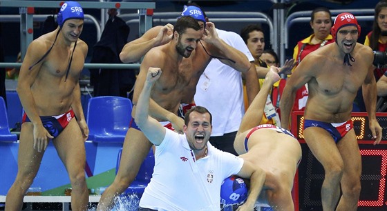 Srbtí vodní pólisté se radují z olympijského triumfu.