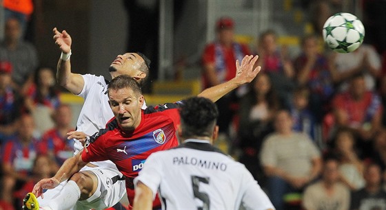 Plzeský Marek Bako v souboji s s Natanaelem z Razgradu.