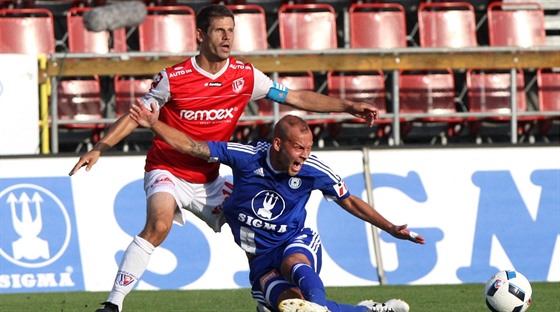 Olomoucký Jakub Petr padá po souboji s Janem Jeábkem z Pardubic.