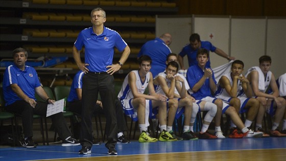 etí basketbalisté do 16 let a jejich trenér Petr Treml