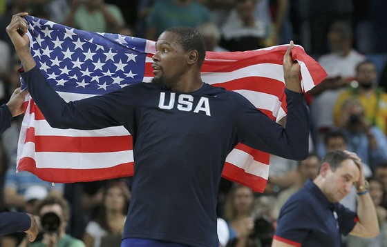 Americký basketbalista Kevin Durant slaví olympijské zlato z Ria. V pozadí...