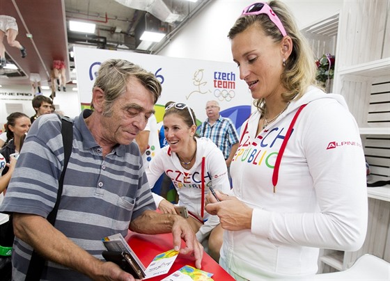 Barbora potáková (vpravo) a Zuzana Hejnová rozdávají autogramy po návratu z...