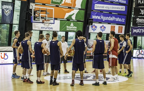 Stefan Weissenböck (pátý zleva) práv hovoí k úastníkm basketbalového kempu...