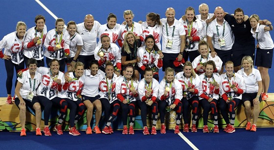 Britské pozemkáky hrd pózují se zlatými medailemi.