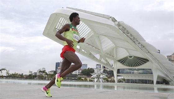 Etiopský vytrvalec Feyisa Lilesa bí pro stíbrnou medaili v olympijském...