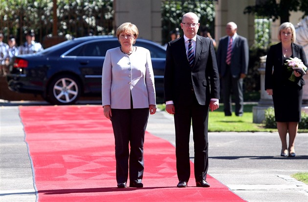 Kancléřka Merkelová jedná se Sobotkou, u Úřadu vlády lidé protestují