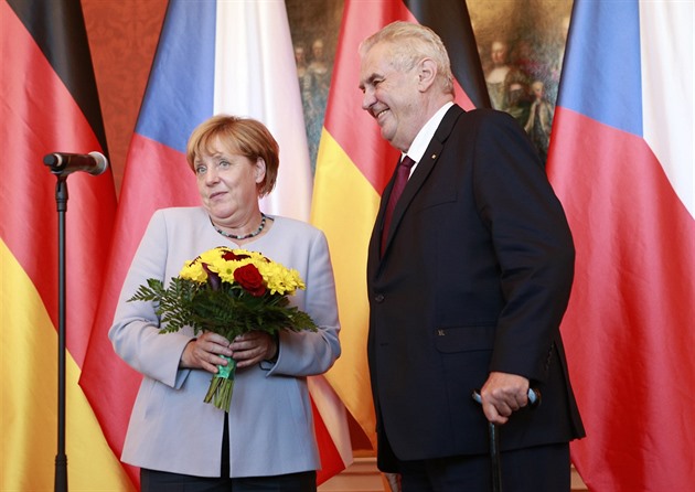 Zeman vítal Merkelovou německy a daroval jí Haškova vojáka Švejka