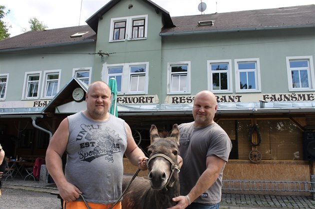 Zdenk a Martin Batovi (zprava) ped svou hospodou v Dolní Poustevn, kde dnes...