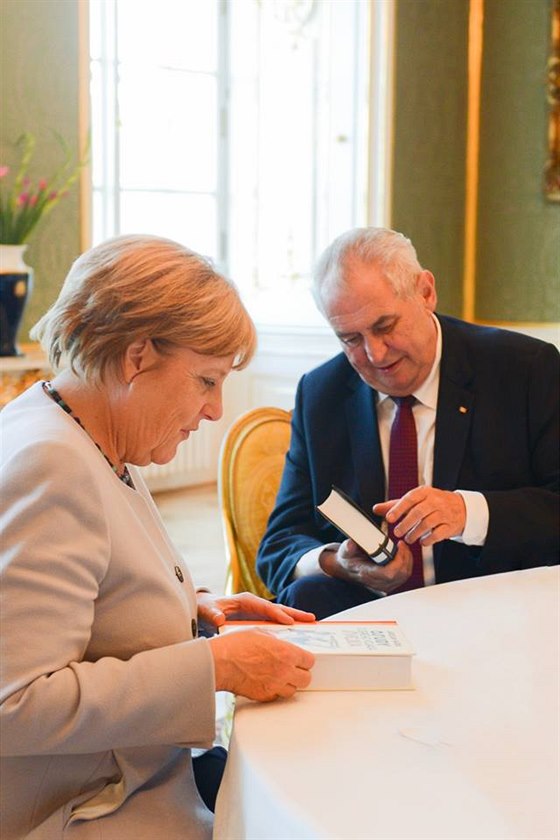 Milo� Zeman p�edává Angele Merkelové Osudy dobrého vojáka �vejka. (25. srpna...