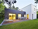 Architektonickou kompozici domu tvo dv navzjem kolm hmoty tvaru kvdru....