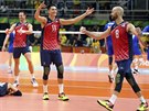 MEDAILE JE NAE. Amerití volejbalisté slaví bronz na olympijských hrách v Riu.