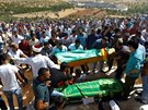 Pohřeb obětí sobotního pumového útoku na svatbu v jižním Turecku (21.8.2016).