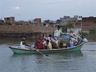 Obyvatelé indického Iláhábádu utíkají ped rozvodnnou Gangou (23. srpna 2016)