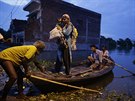 Obyvatelé indického Iláhábádu utíkají ped rozvodnnou Gangou (23. srpna 2016)