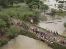 Obyvatelé indického Iláhábádu ekají na vrtulník s humanitární pomocí (23....