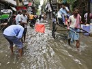 Povode zatopila ulice indické Kalkaty (22. srpn 2016)