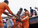 Záchranái evakuují obyvatele indického Biháru (22. srpna 2016)