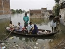 Indická rodina opoutí domov v Iláhábádu, který zatopila rozvodnná Ganga (22....