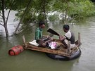 Obyvatelé indického Iláhábádu utíkají ped rozvodnnou Gangou (22. srpna 2016)