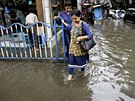 ena prochází zaplavenými ulicemi indické Kalkaty (22. srpna 2016)
