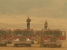 ODHAD SOUPEE. Jednotka hasi z amerického Los Angeles obhlíí terén ped...