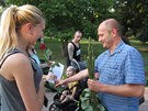 Konvička rozdává růže v Teplicích (28. srpna 2016)