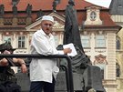 Martin Konvička se svými přívrženci sehrál invazi IS na Staroměstském náměstí,...