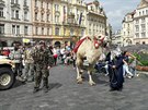 Martin Konvička se svými přívrženci sehrál invazi IS na Staroměstském náměstí,...