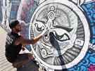 Umlci v Havlkov Brod bhem Urban art festivalu pomalovali ze v...