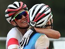 eská bikerka Kateina Nash s Emily Batty v cíli olympijského závodu.