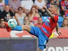 Plzeský záloník Milan Petrela zpracovává balon v zápase proti Zlínu.