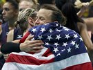 Americké volejbalistky Kayla Banwarthová a Courtney Thompsonová oslavují výhru...