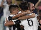 Fotbalisté Juventusu oslavují gól Samiho Khediry v duelu proti Fiorentin.