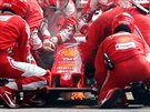 RUDÝ OHE. Hoící vz Kimiho Räikkönena po kolizi v první zatáce Velké ceny...