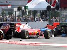 ROZTOENÉ FERRARI. Vz Sebastiana Vettela po kolizi v první zatáce Velké ceny...