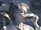 Magda Vááryová si ve filmu vychutnala pivo na ex.