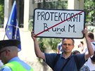 Ped Úadem vlády demonstrují lidé proti kancléce Angele Merkelové (25. srpna...