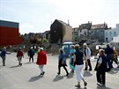 Turisté ve tvrti Molenbeek bhem komentované procházky (13. srpna 2016)