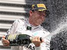 Nico Rosberg slaví na pódiu vítzství ve Velké cen Belgie.