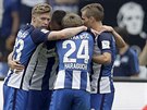 Fotbalisté Herthy Berlín oslavují gól v síti Freiburgu