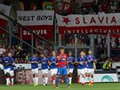 Fotbalisté Slavie oslavují gól v utkání v Plzni