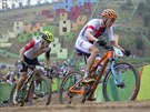 eský cyklista Jaroslav Kulhavý (vpravo) a výcar Nino Schurter v olympijském...