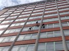 Tak se umívají okna na Baov mrakodrapu ve Zlín