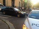 Nehoda v praské Korunní ulici. idi BMW narazil do dvou zaparkovaných aut....